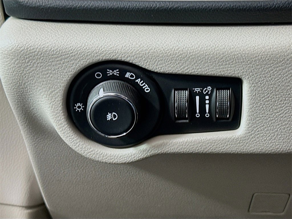 Used 2018 Chrysler Pacifica Touring Plus w/ Tire & Wheel Group image 10