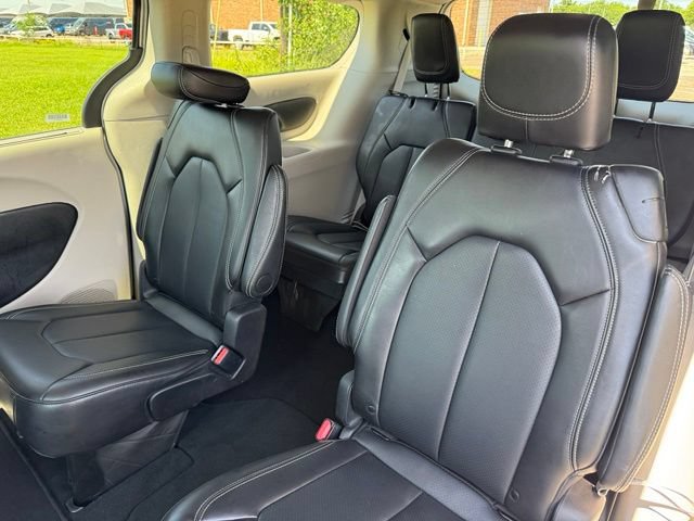 Used 2024 Chrysler Pacifica Touring-L FWD image 12