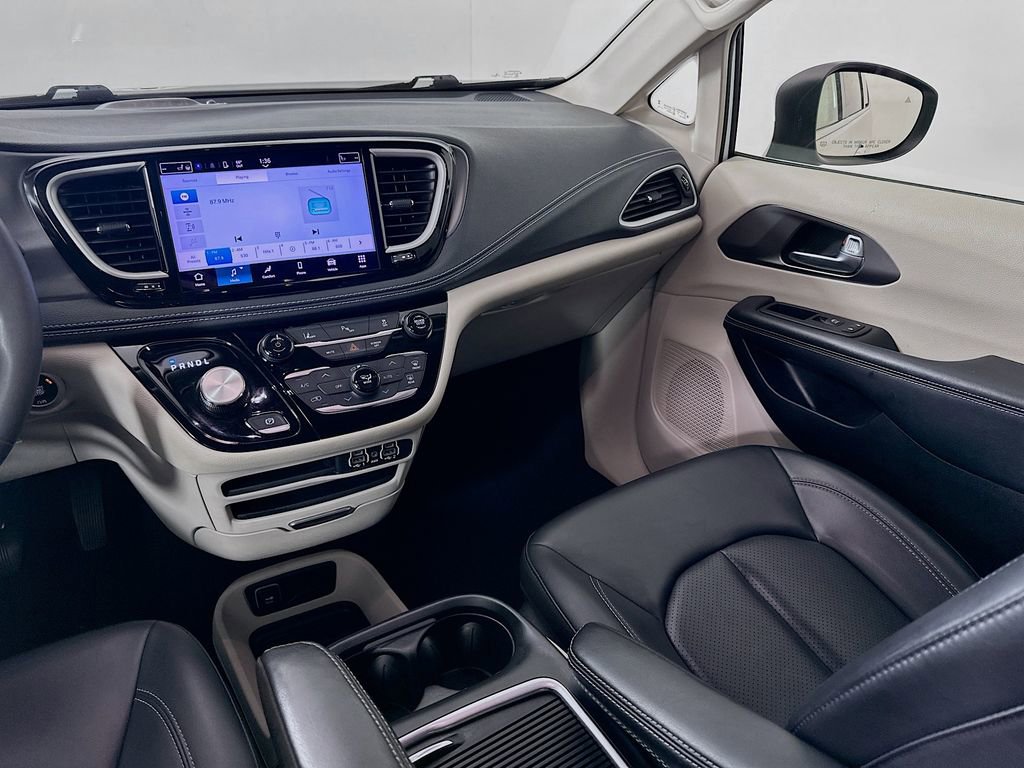 Used 2023 Chrysler Pacifica Touring-L image 22