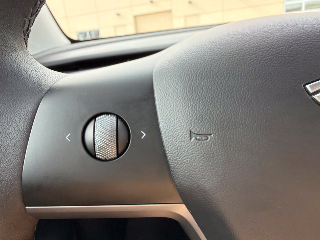 Used 2022 Tesla Model Y Long Range AWD/4WD image 30