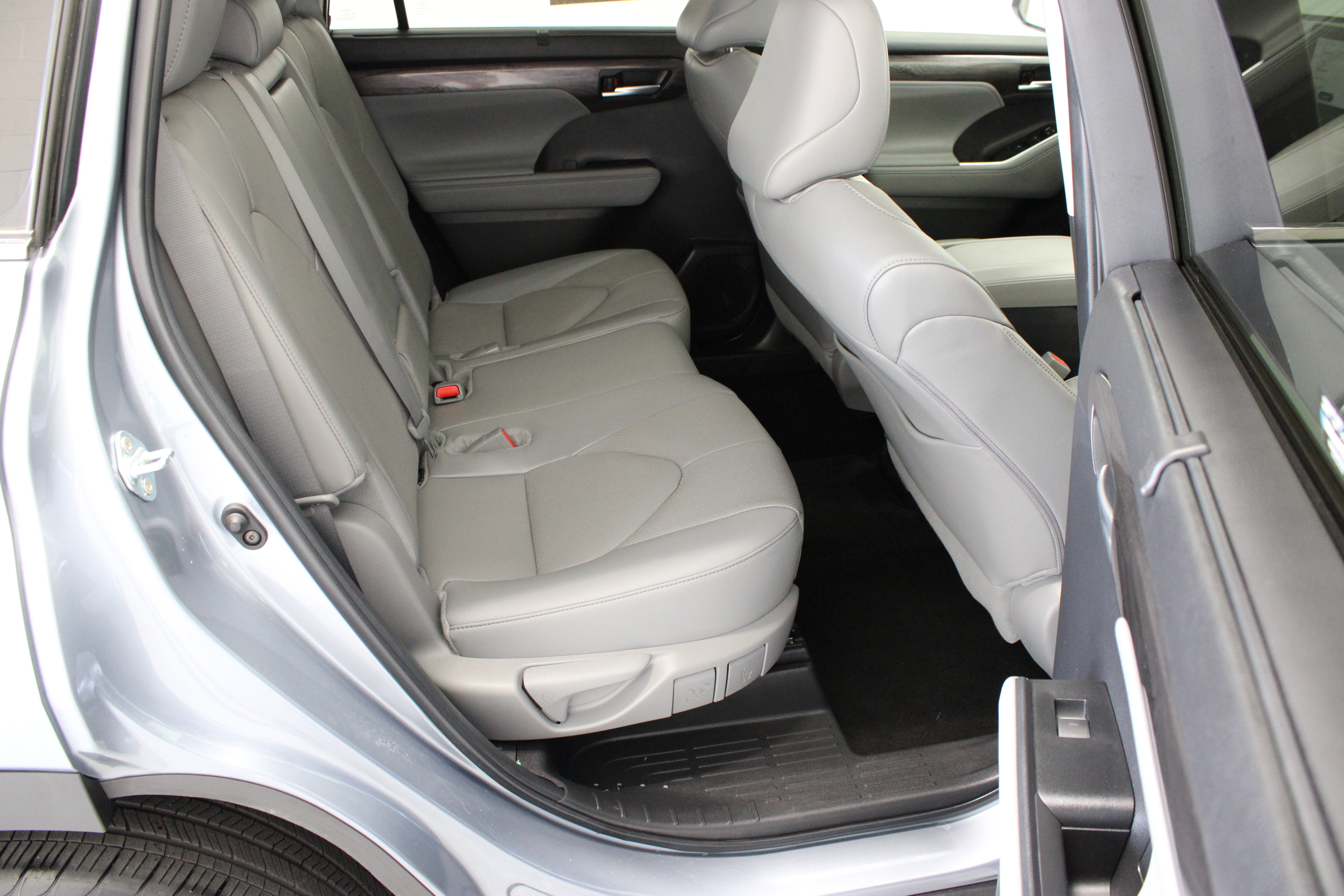 Used 2024 Toyota Highlander Limited FWD image 38