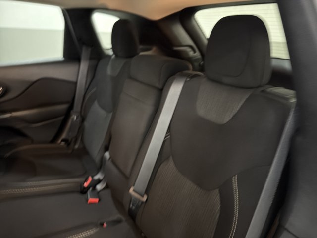 Used 2017 Jeep Cherokee Latitude w/ Cold Weather Group FWD image 7