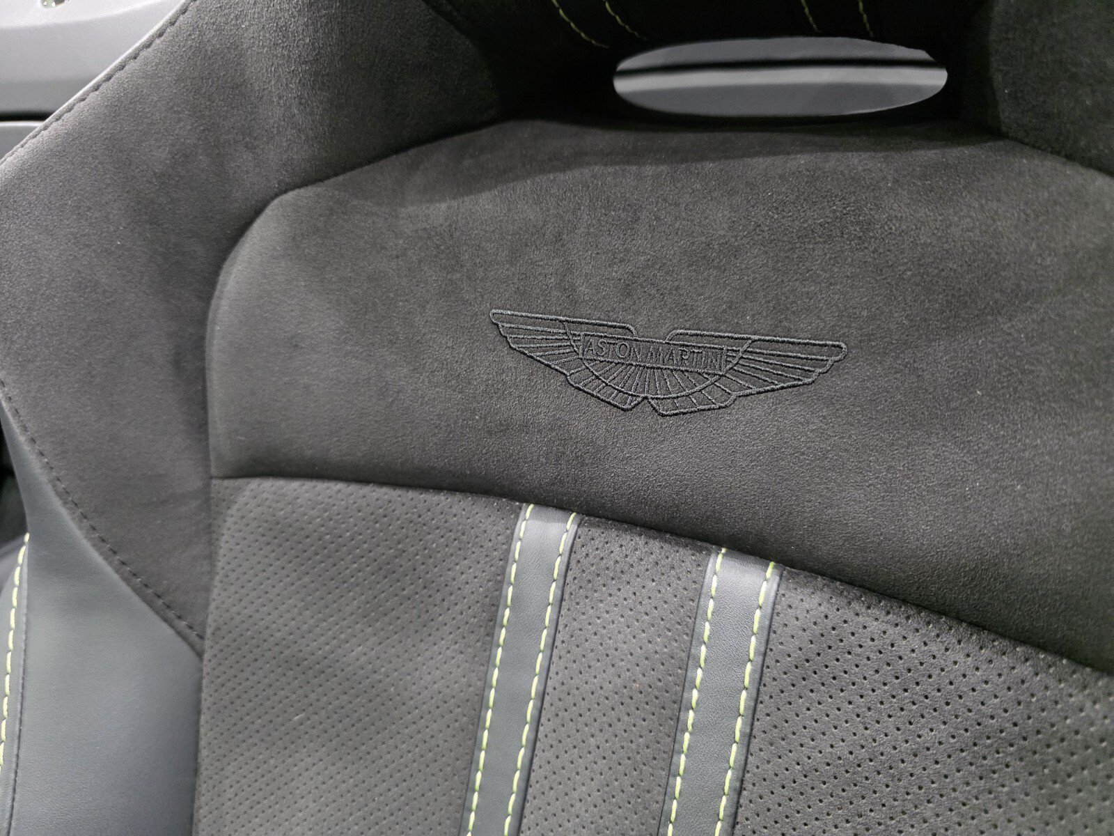 Used 2023 Aston Martin V8 Vantage Roadster RWD image 5