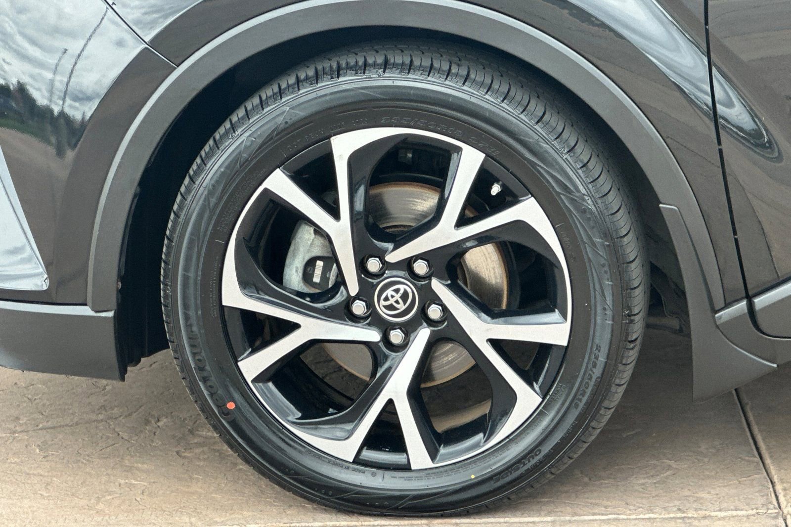 Used 2018 Toyota C-HR XLE FWD image 31
