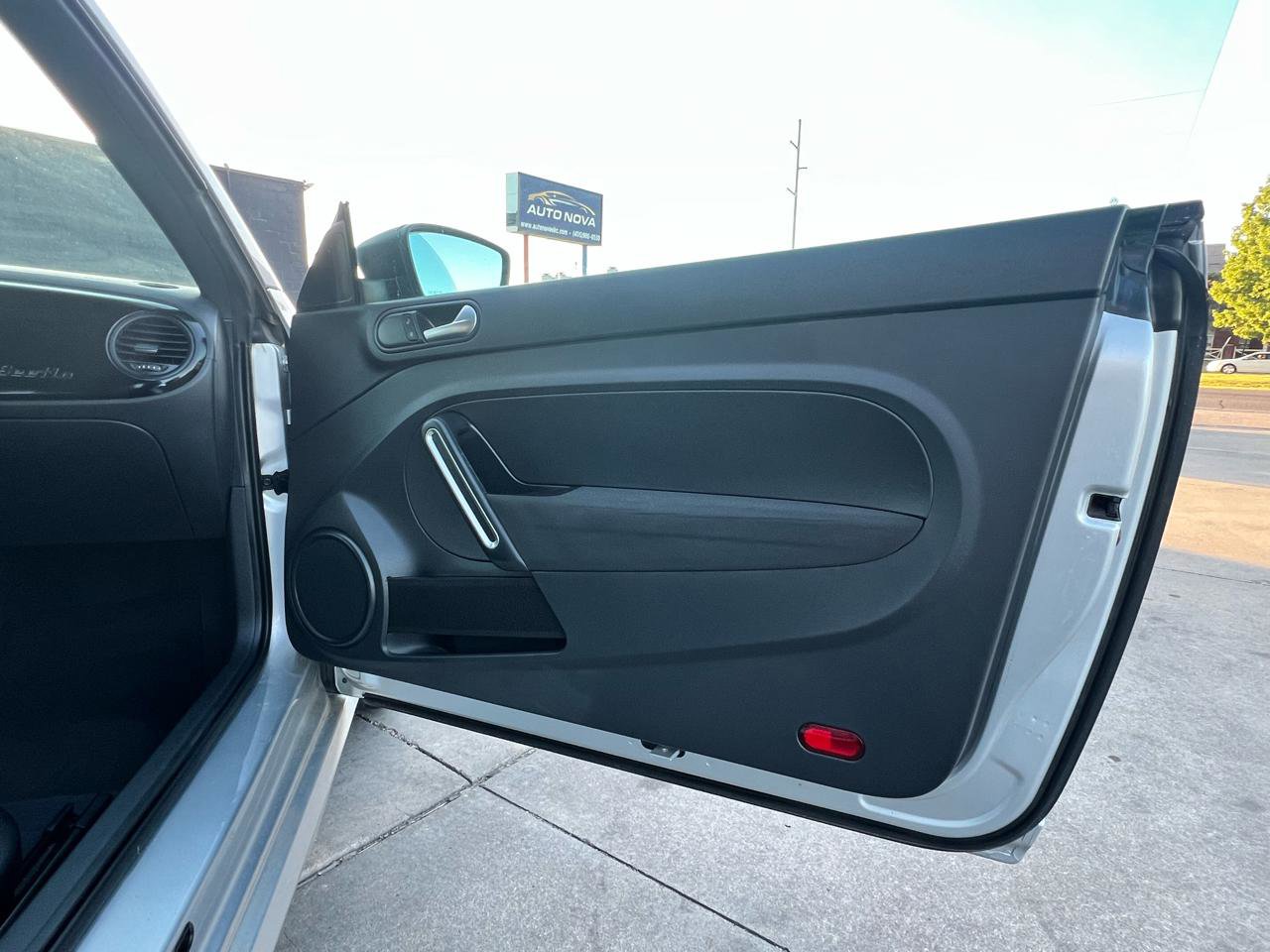Used 2013 Volkswagen Beetle 2.5 FWD image 17