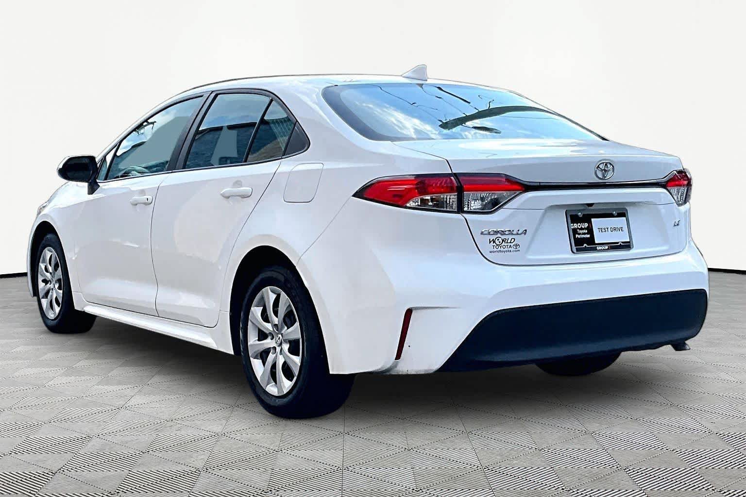 Used 2025 Toyota Corolla LE FWD image 12