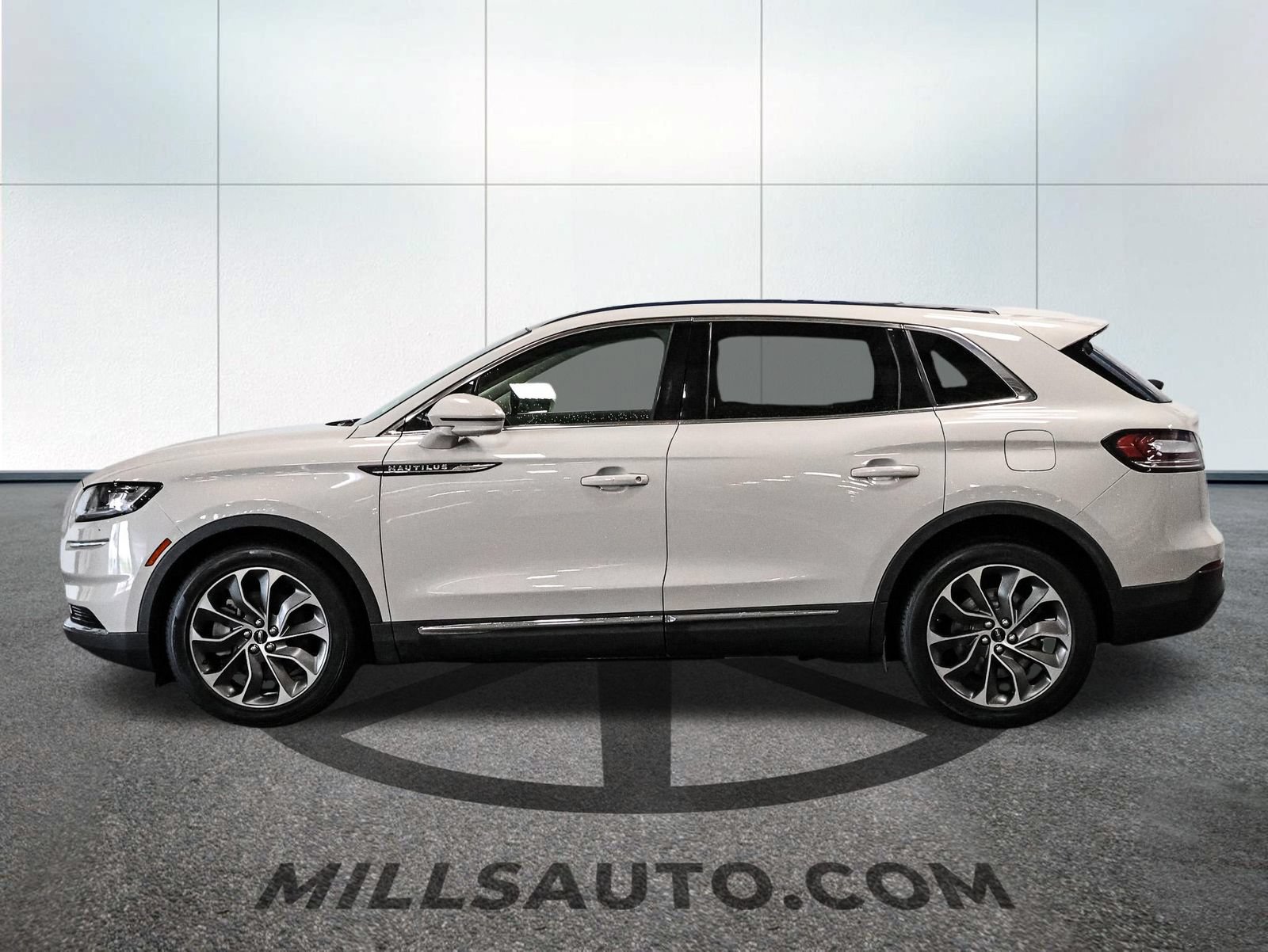 Used 2022 Lincoln Nautilus Reserve AWD/4WD image 3