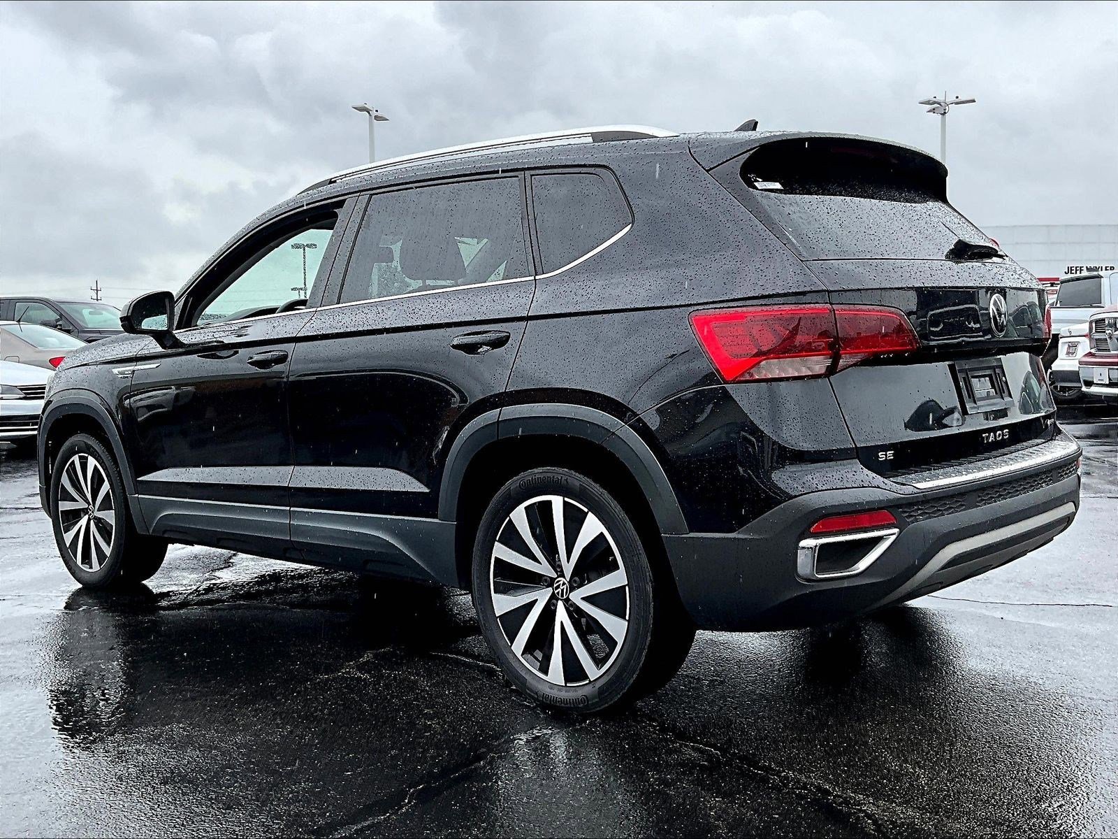 Used 2022 Volkswagen Taos SE w/ Panoramic Sunroof Package AWD/4WD image 4