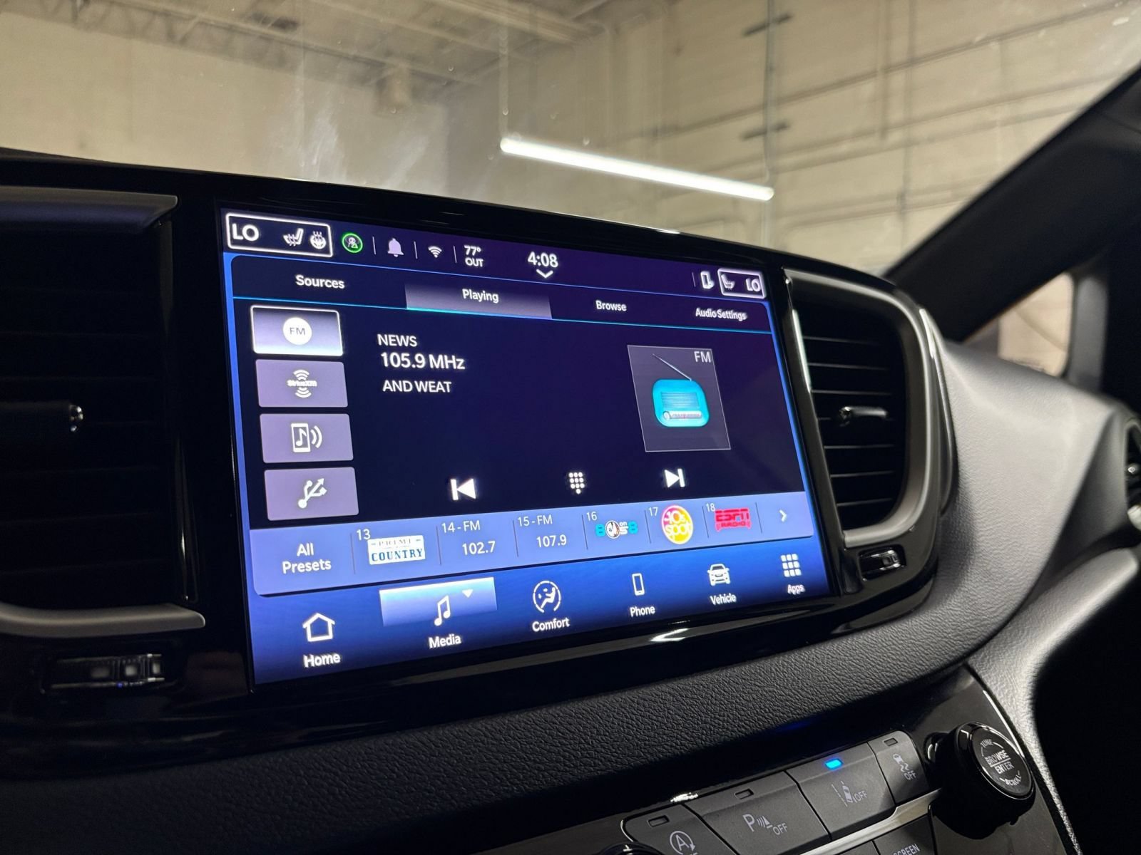 Used 2025 Chrysler Pacifica Select FWD image 19