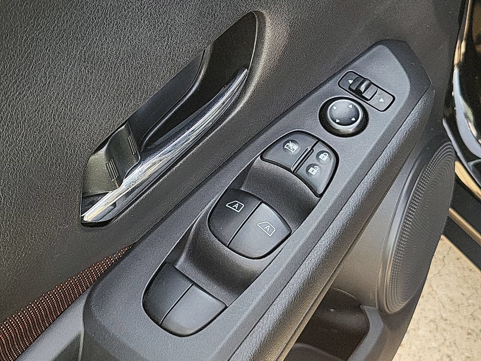 Used 2022 Nissan Kicks SR w/ Interior Electronics Package FWD image 22