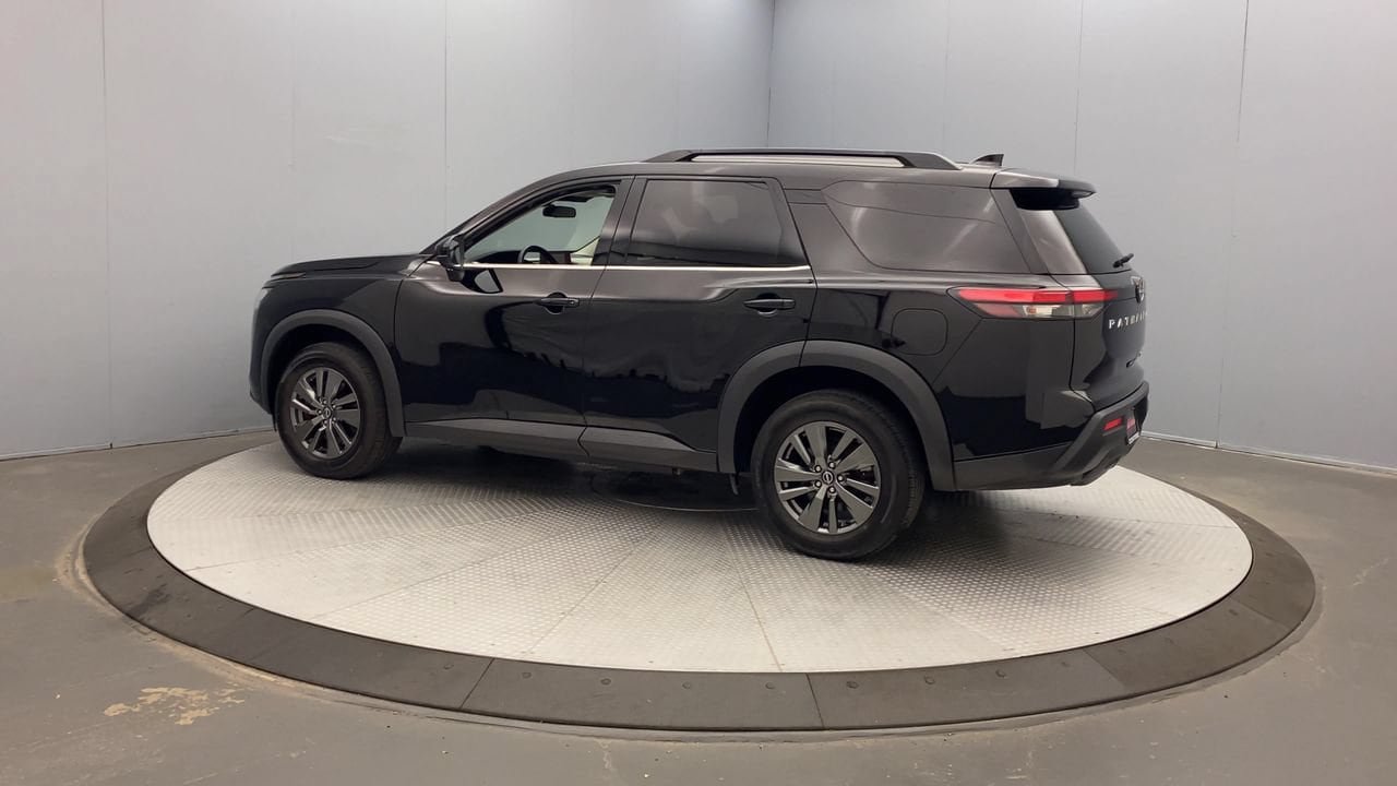 Used 2023 Nissan Pathfinder SV AWD/4WD image 2