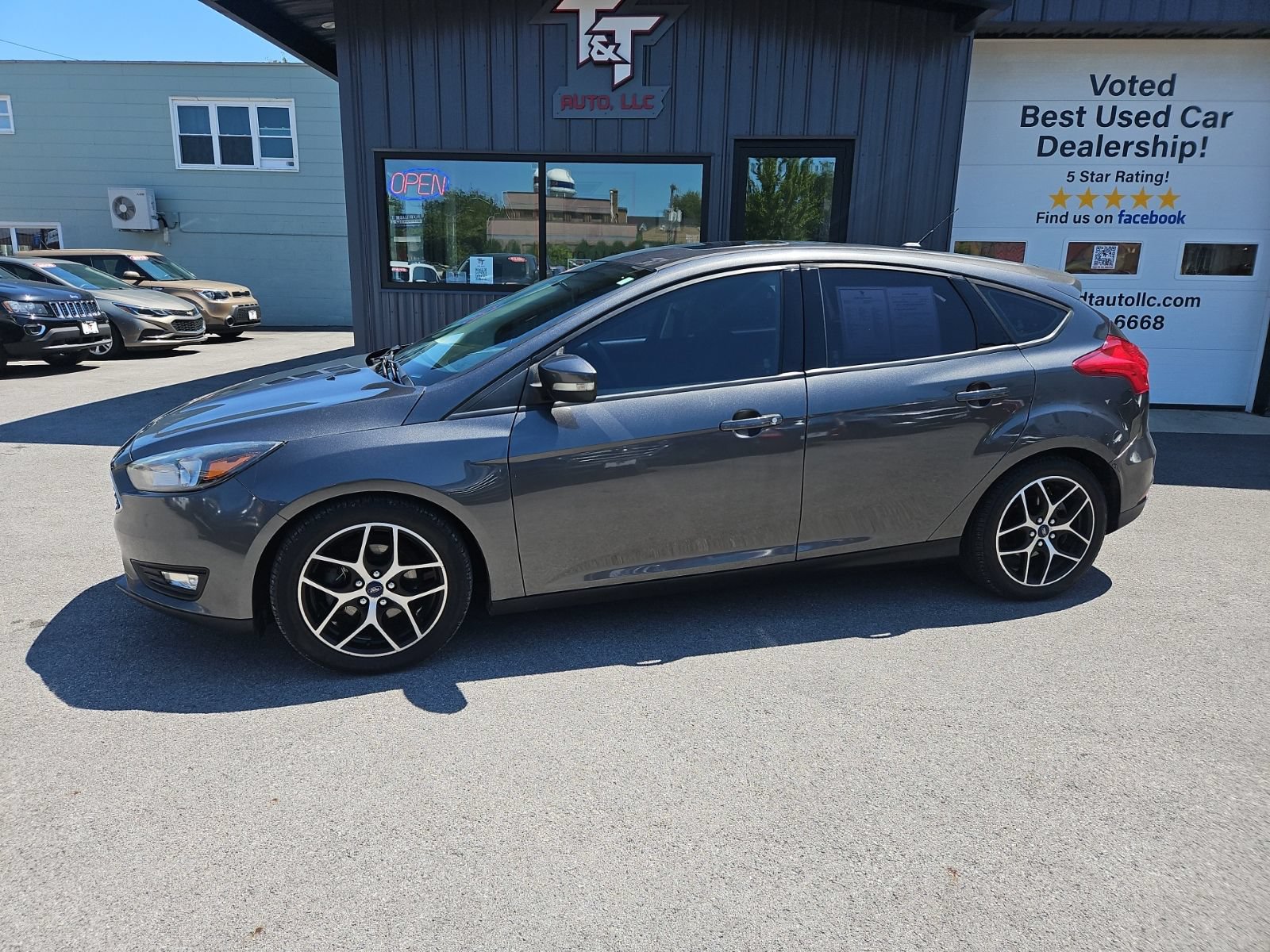 Used 2018 Ford Focus SEL w/ Cold Weather Package FWD image 2