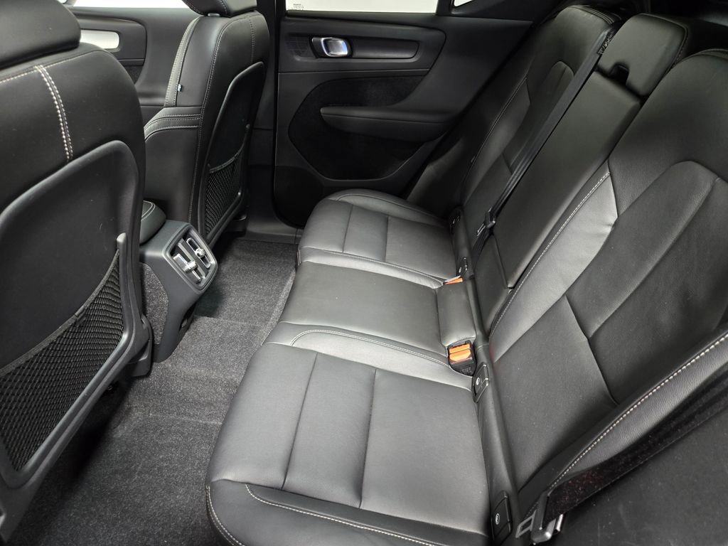 Used 2019 Volvo XC40 T5 Momentum image 32