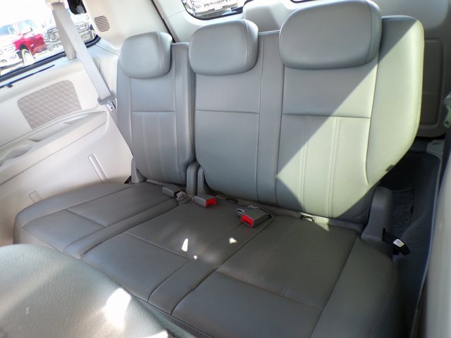 Used 2009 Chrysler Town & Country Touring image 10