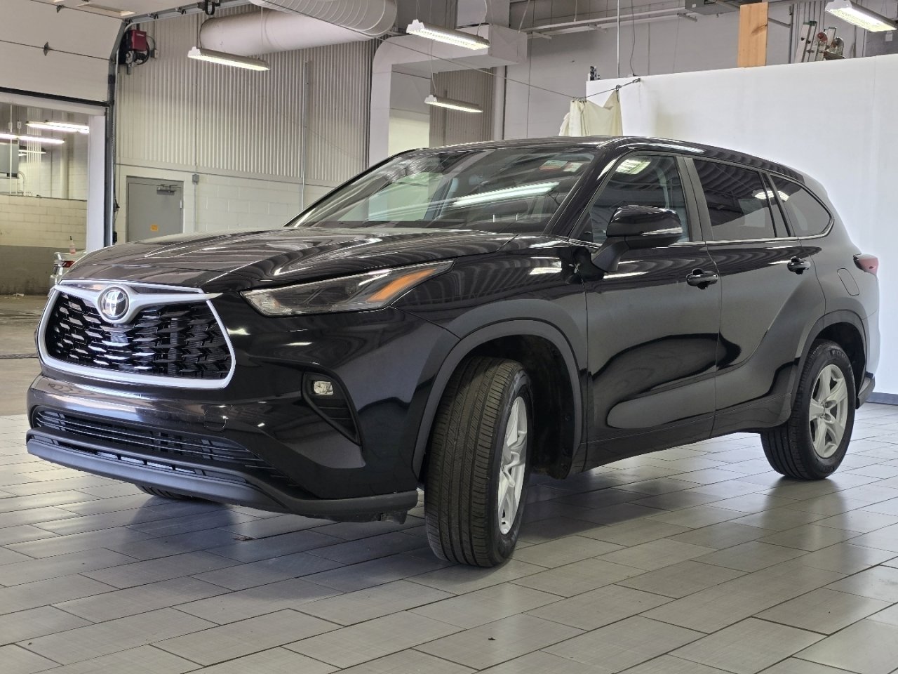Certified 2025 Toyota Highlander LE FWD image 10
