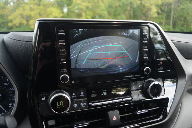 Used 2021 Toyota Highlander XLE FWD image 10