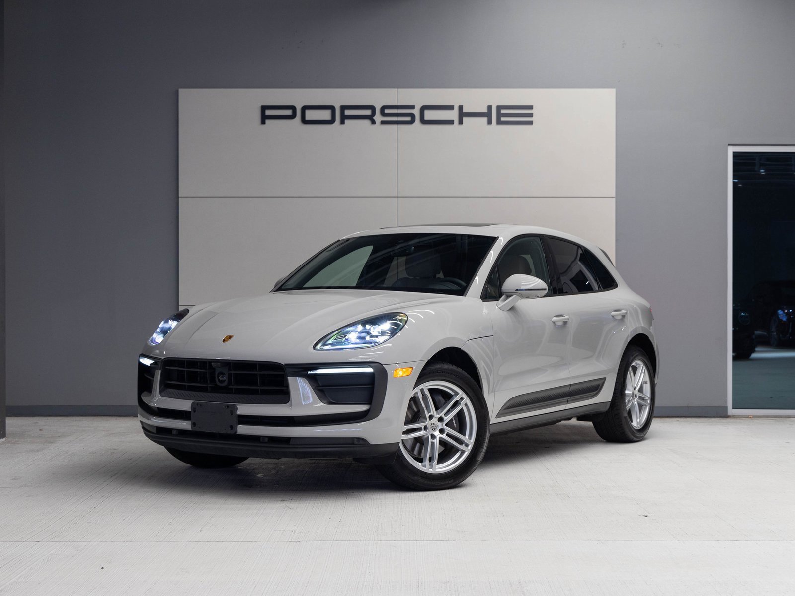 Used 2025 Porsche Macan image 1