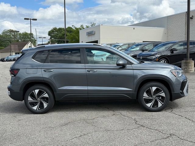 New 2025 Volkswagen Taos SE image 3