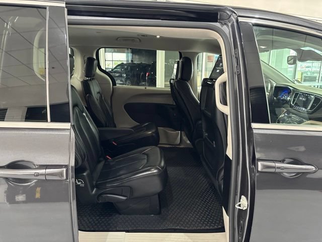Used 2023 Chrysler Pacifica Touring-L w/ Uconnect Theater Family Group AWD/4WD image 39