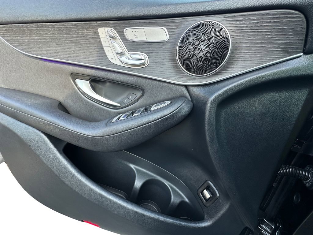 Used 2020 Mercedes-Benz GLC 300 4MATIC image 11