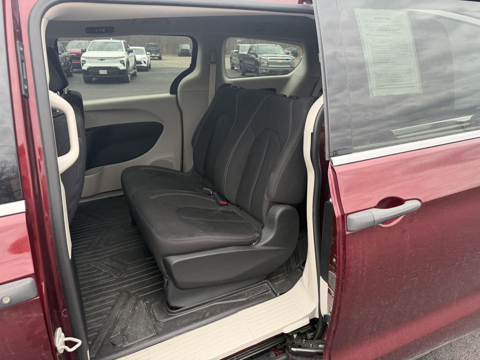 Used 2021 Chrysler Voyager L FWD image 11
