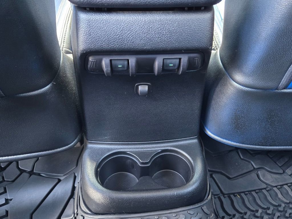 Used 2018 Jeep Wrangler Unlimited Sahara image 14