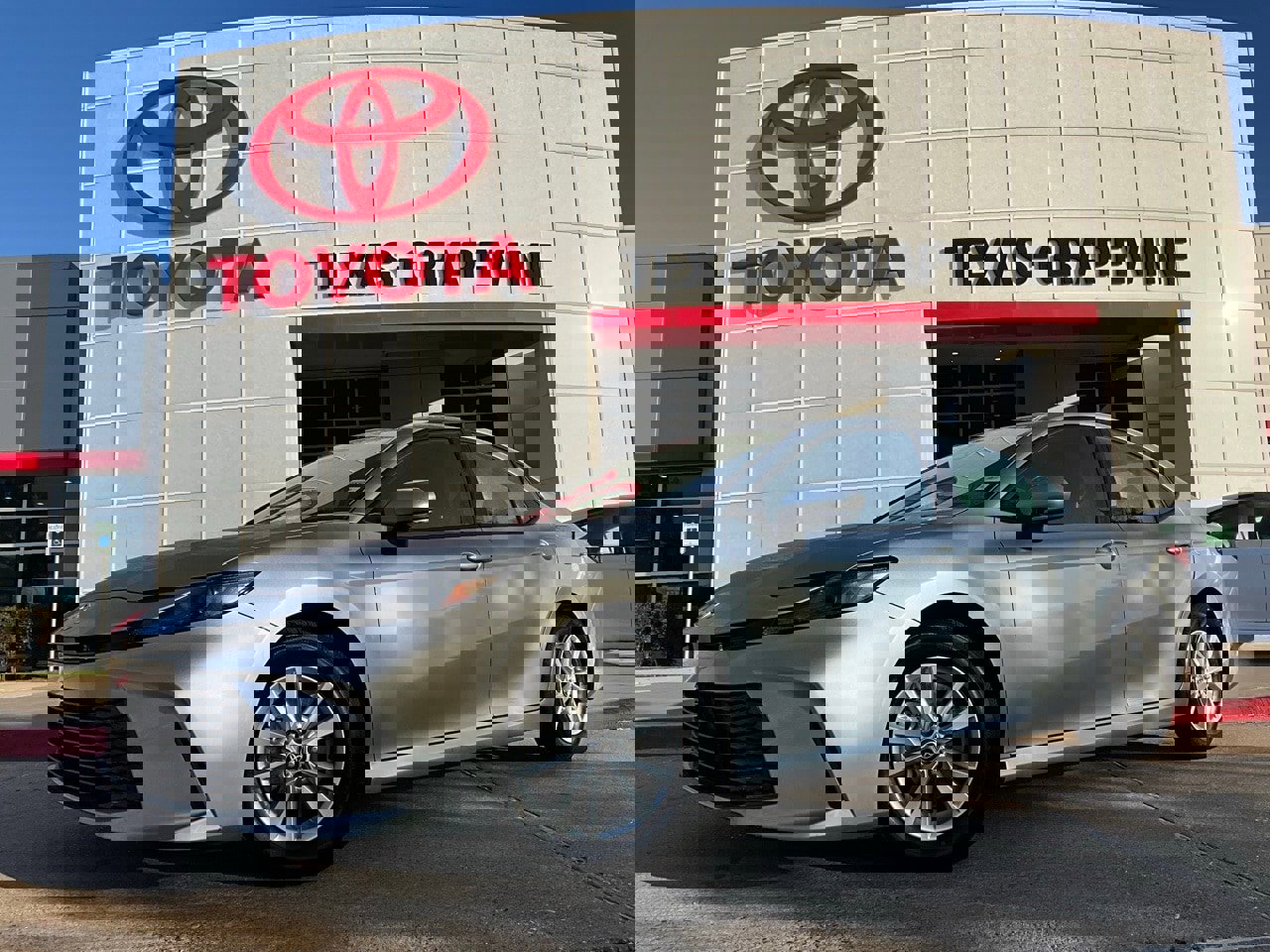 Used 2025 Toyota Camry LE image 2