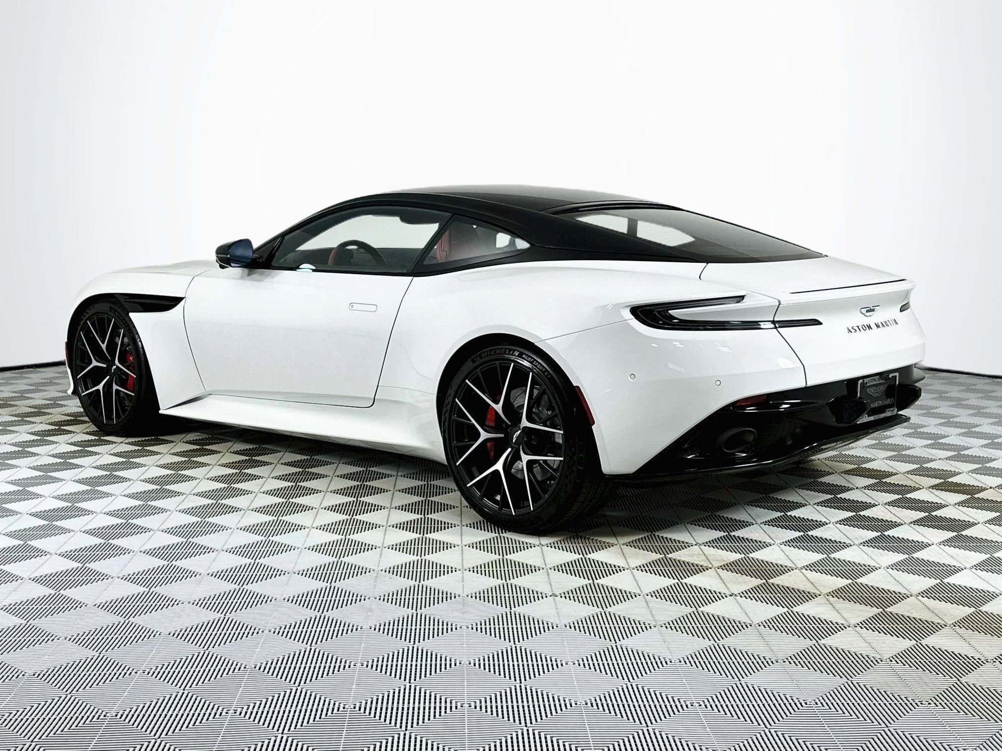 Used 2024 Aston Martin DB12 Coupe RWD image 2