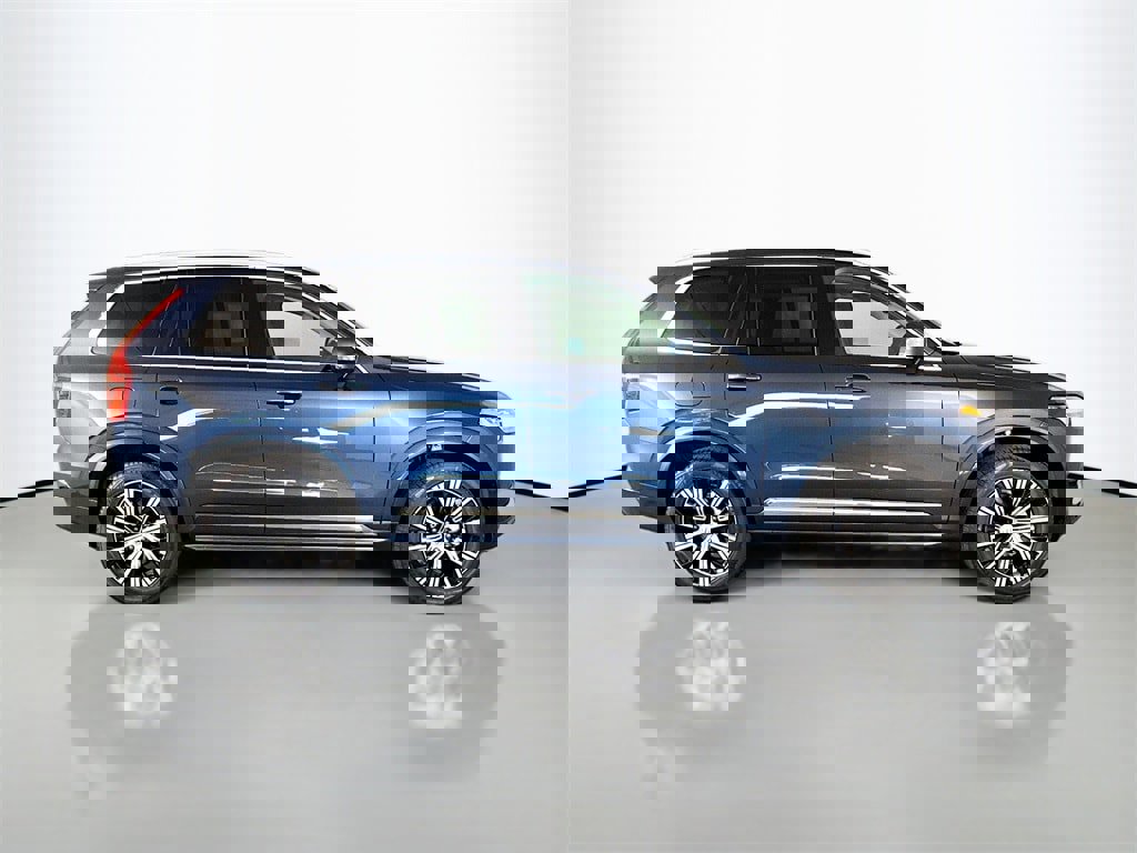 Certified 2025 Volvo XC90 B6 Core image 8