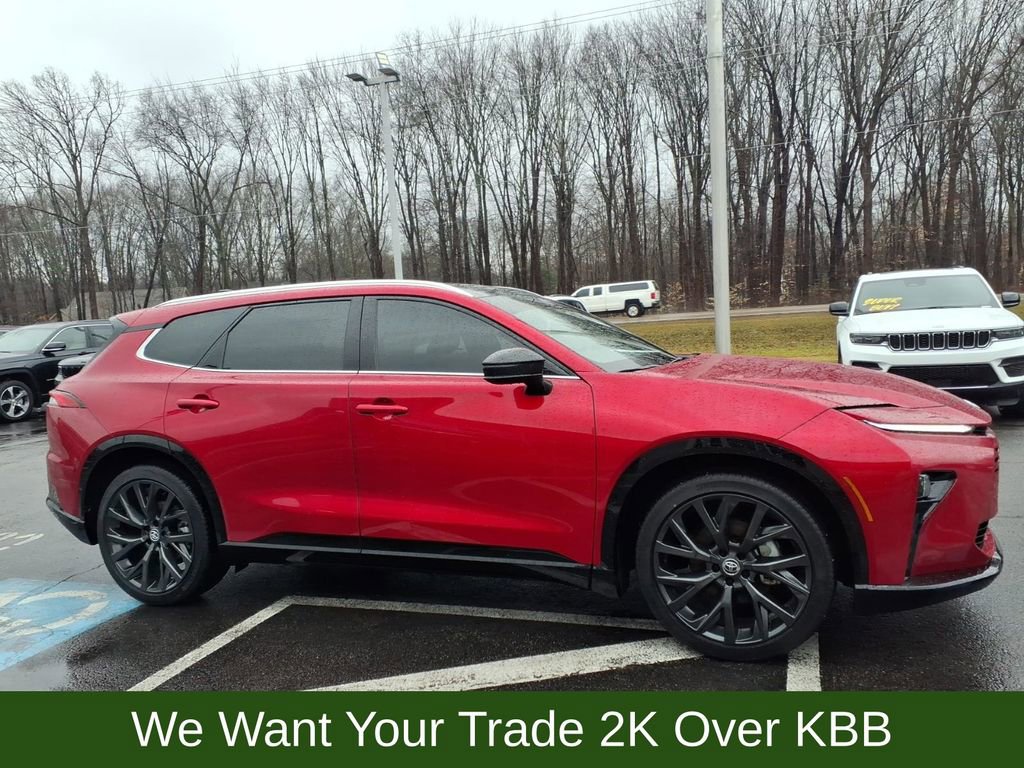 Used 2025 Toyota Crown Signia w/ Advanced Technology Package AWD/4WD image 5