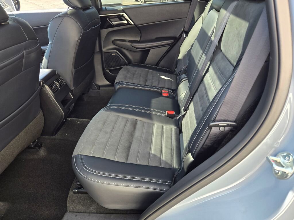 New 2025 Mitsubishi Outlander AWD image 13