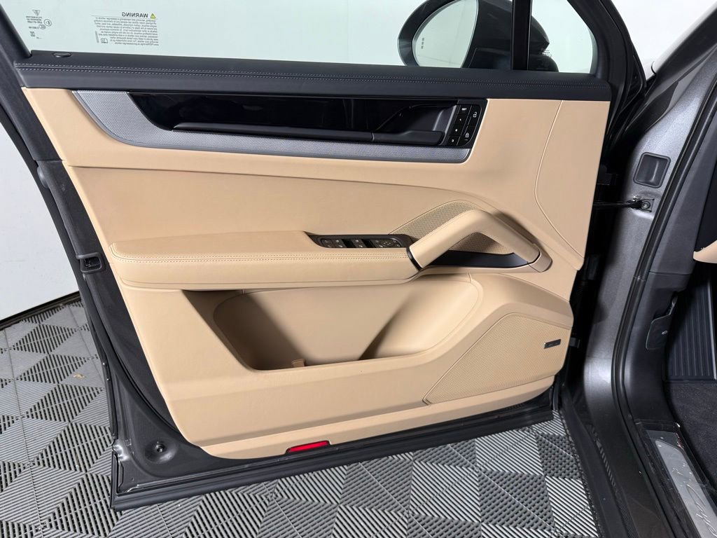 Certified 2025 Porsche Cayenne Coupe image 24