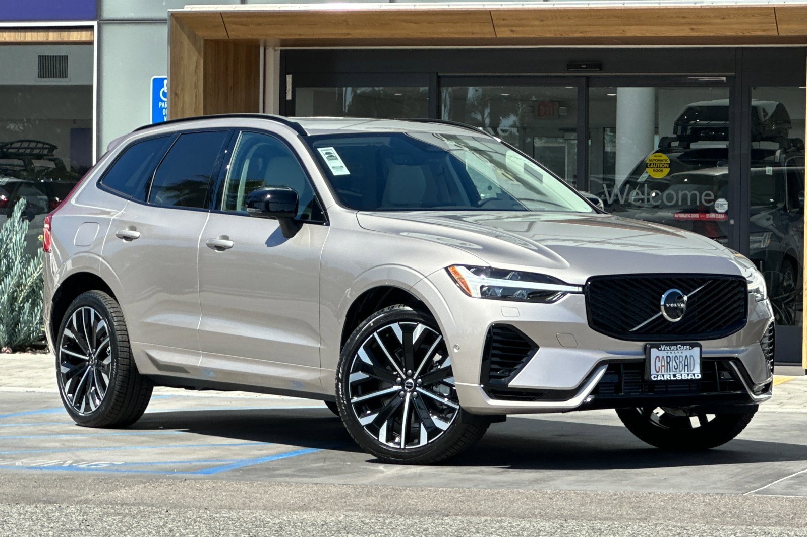 New 2026 Volvo XC60 T8 Ultra w/ Climate Package AWD/4WD image 2