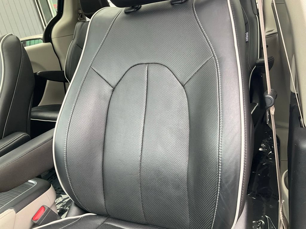 Used 2023 Chrysler Pacifica Limited FWD image 17