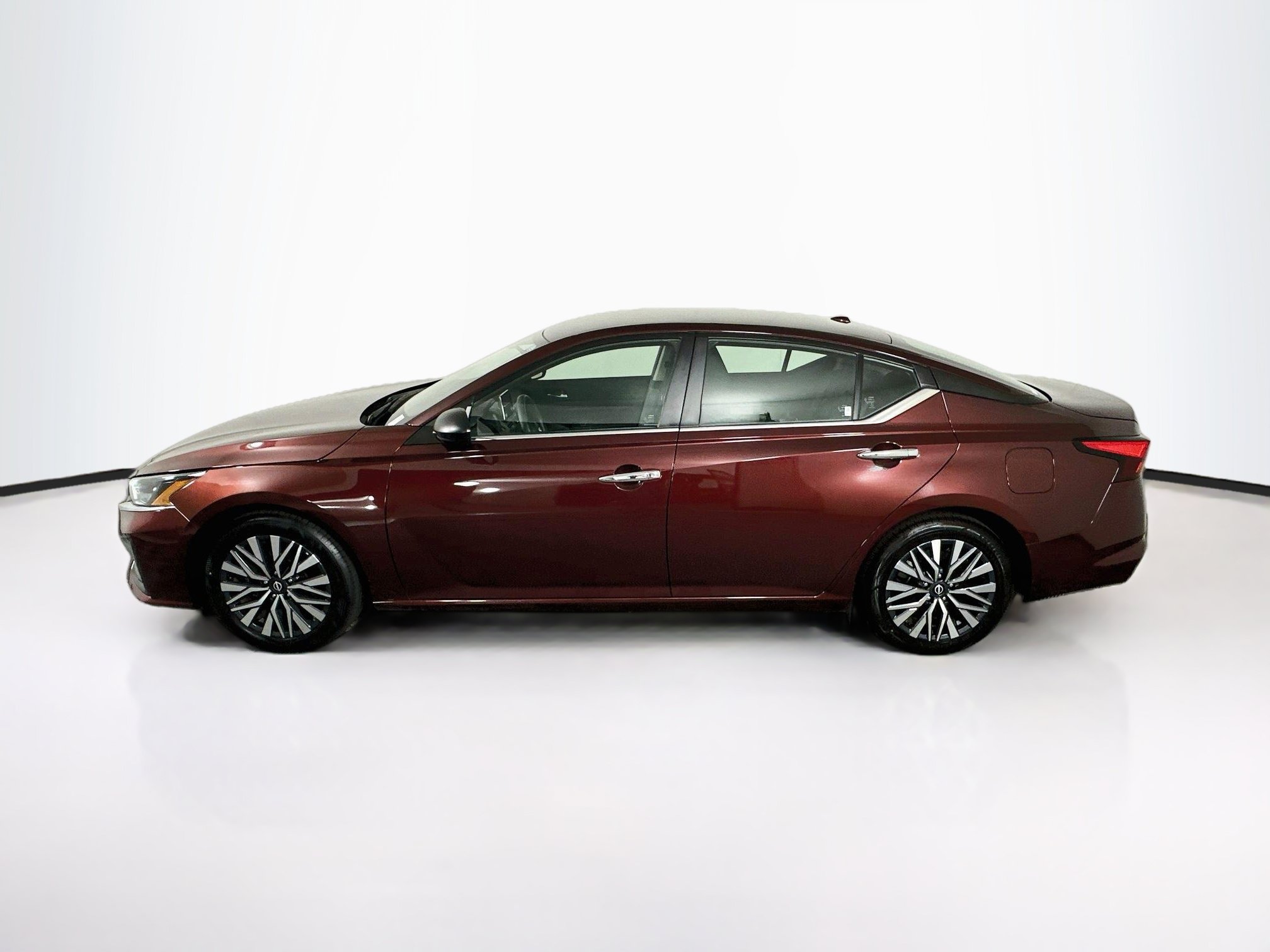 Used 2025 Nissan Altima 2.5 SV FWD image 4