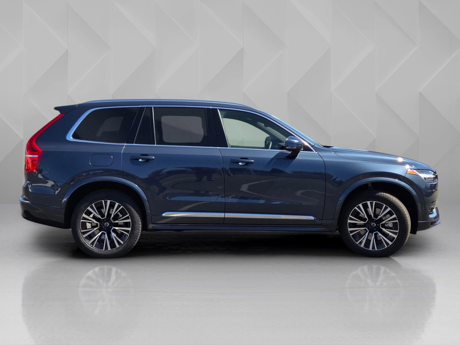 Certified 2024 Volvo XC90 T8 Plus AWD/4WD image 7