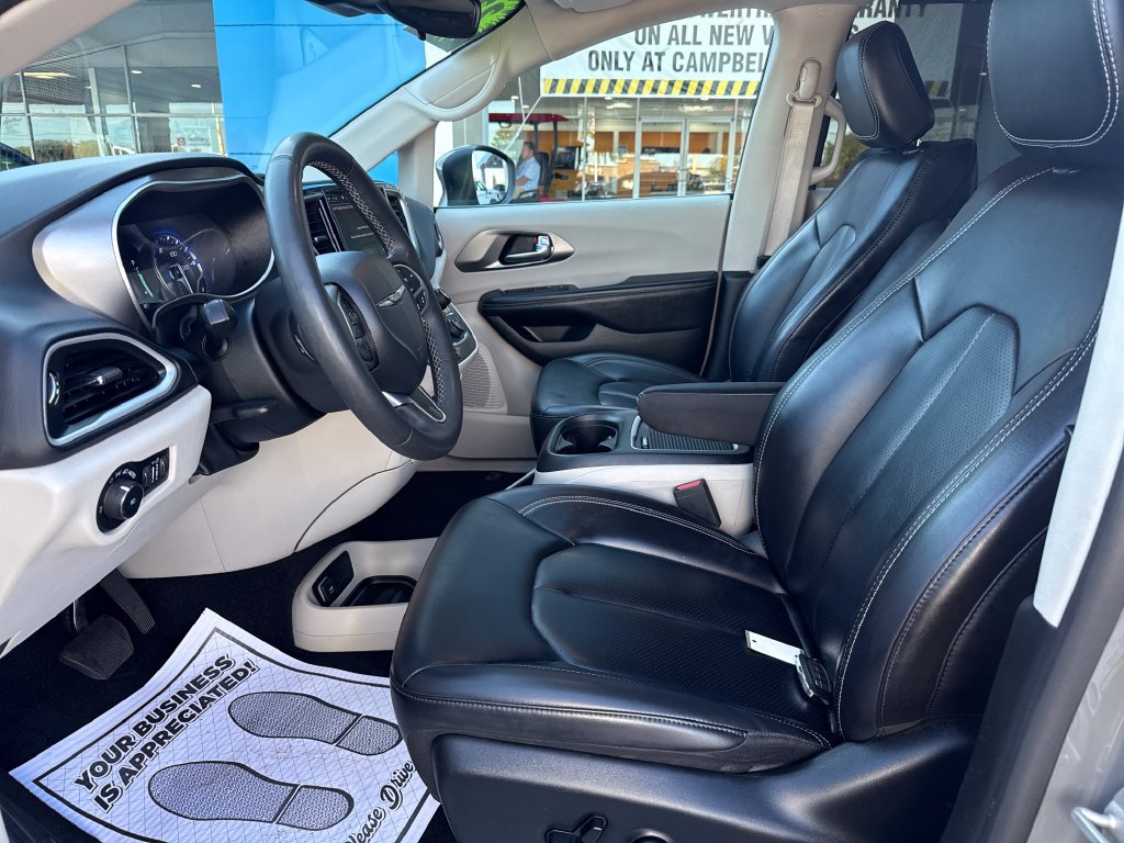 Used 2023 Chrysler Pacifica Touring-L FWD image 11