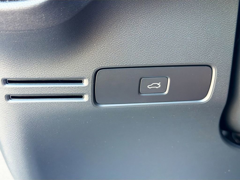 Used 2025 Volvo XC40 B5 Plus image 21