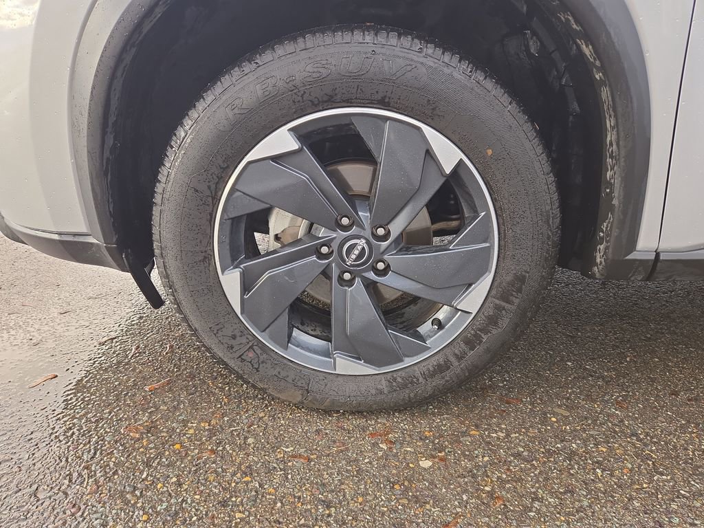 Used 2025 Nissan Rogue SV image 10