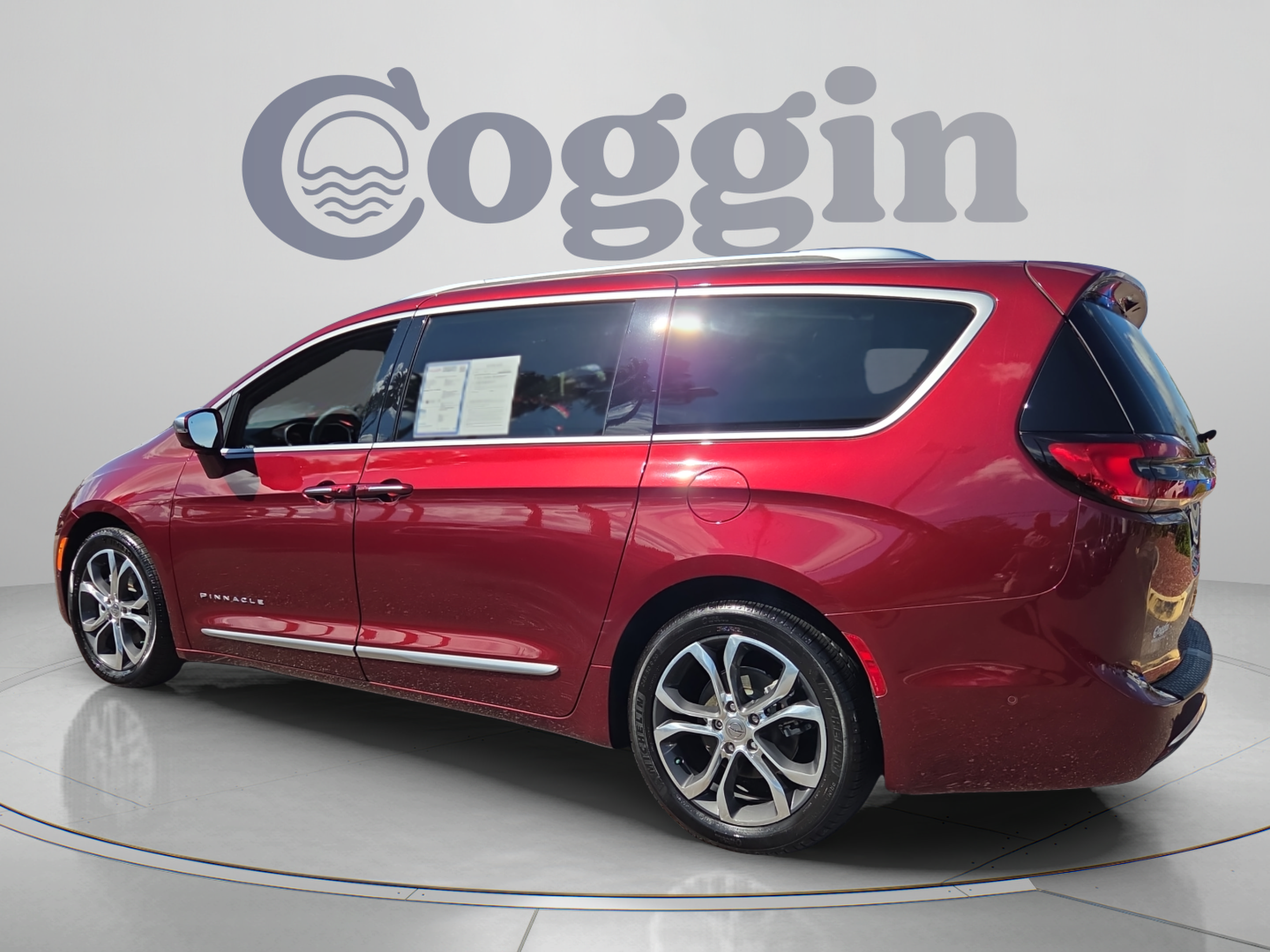 Used 2022 Chrysler Pacifica Pinnacle FWD image 3