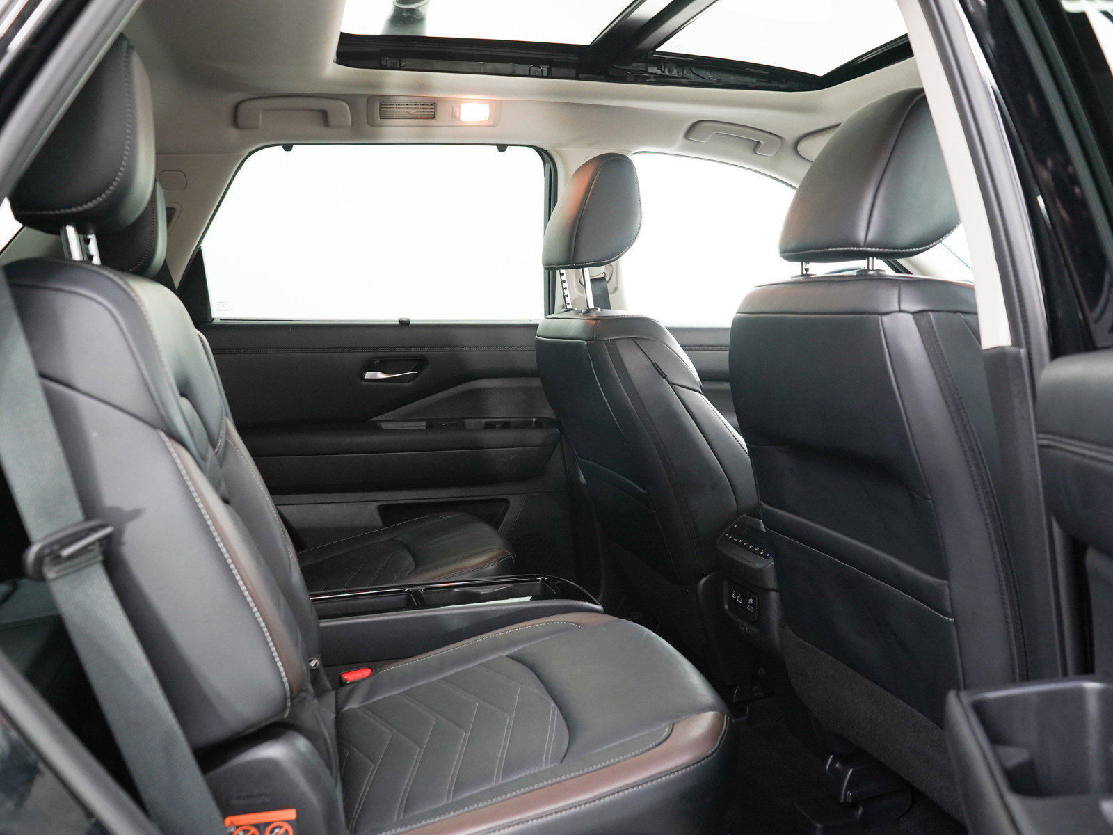 Used 2023 Nissan Pathfinder Platinum AWD/4WD image 12