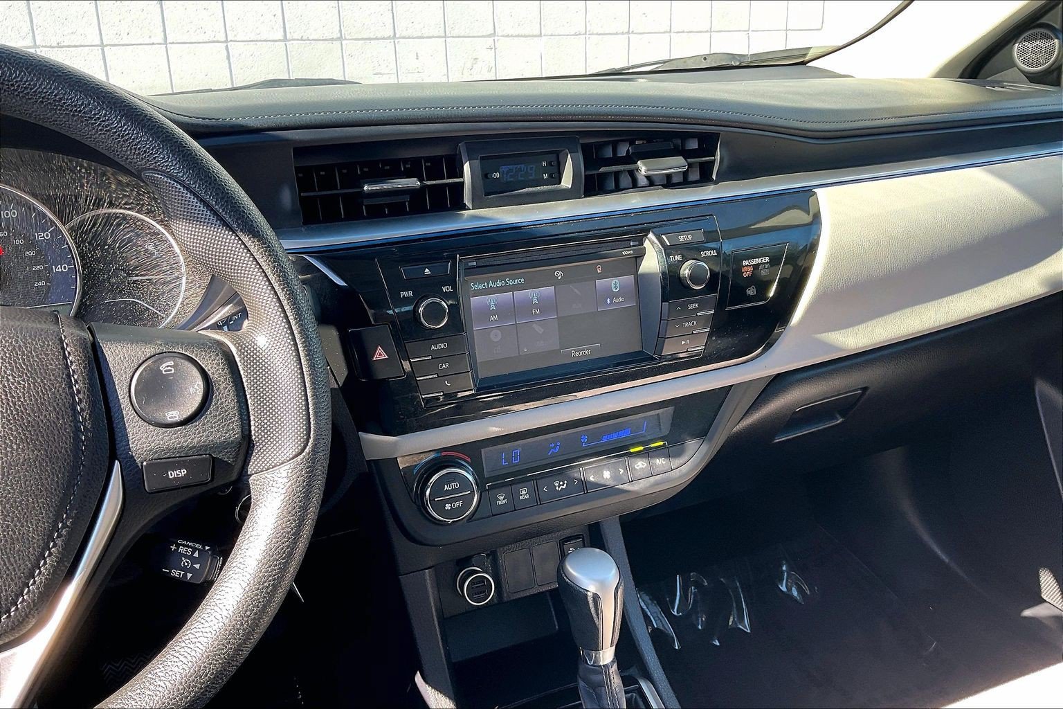 Used 2015 Toyota Corolla LE FWD image 7