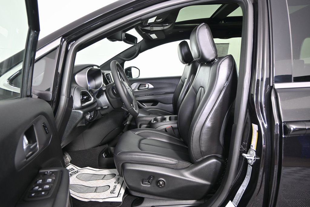 Used 2025 Chrysler Pacifica Select FWD image 20