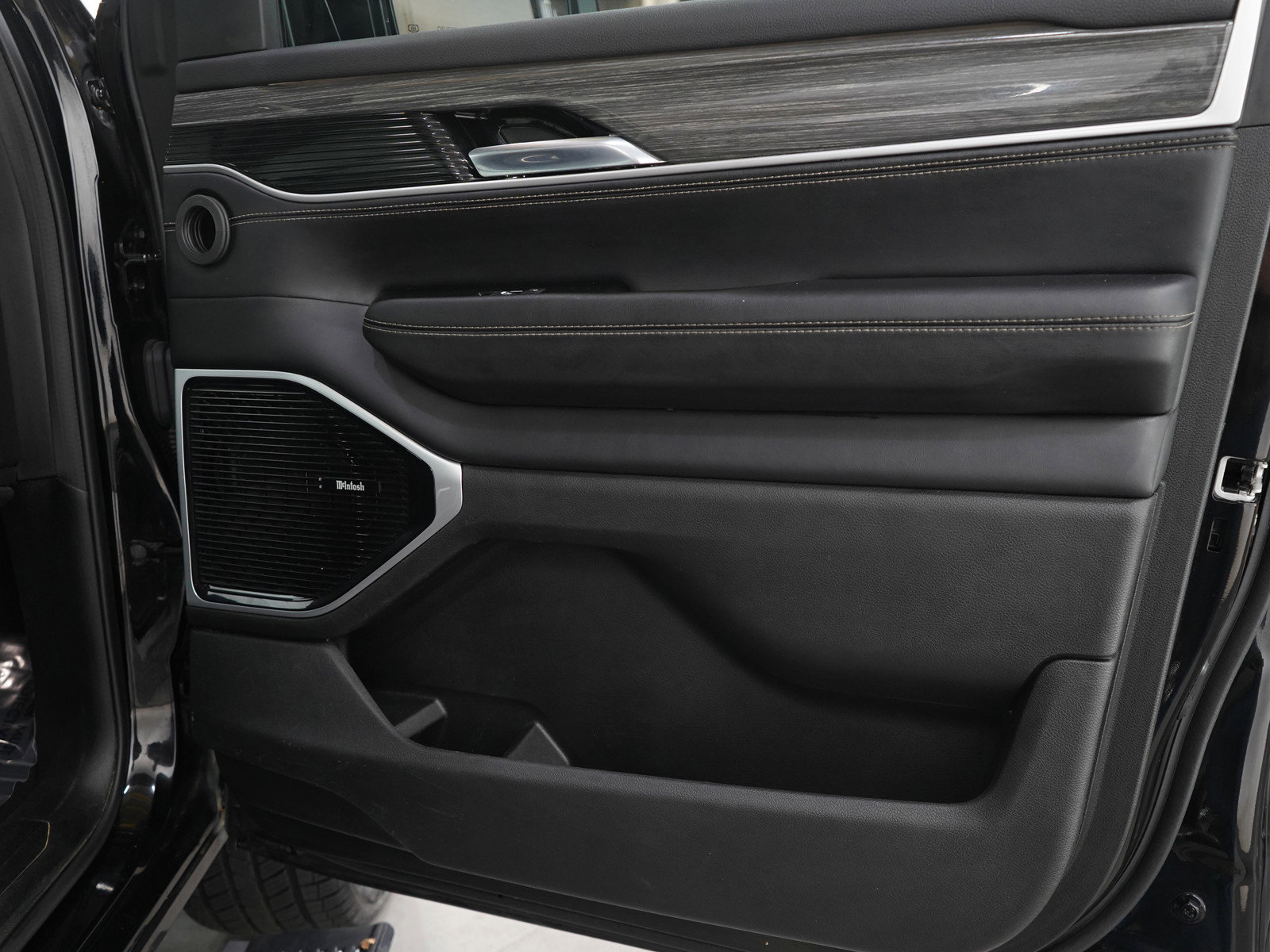 Used 2022 Jeep Wagoneer Series III w/ Premium Group I image 9