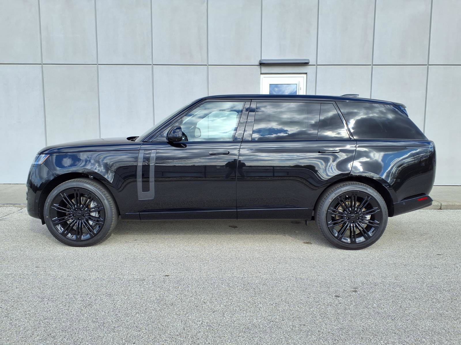 New 2026 Land Rover Range Rover Long Wheelbase SE image 3