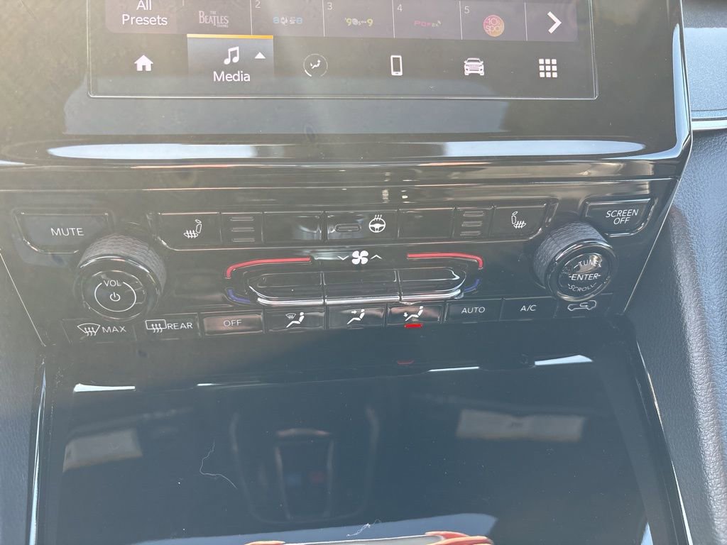 Used 2023 Jeep Grand Cherokee Altitude image 15