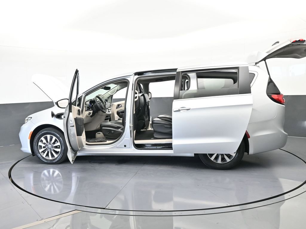 Used 2024 Chrysler Pacifica Select image 78