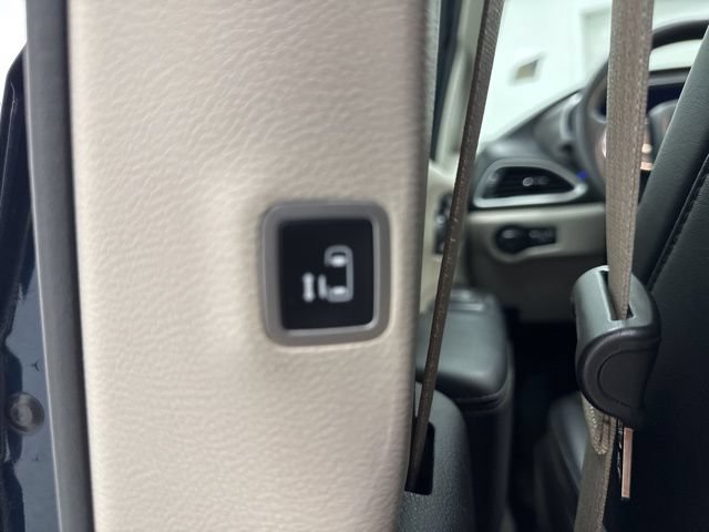 Used 2023 Chrysler Pacifica Touring-L FWD image 24