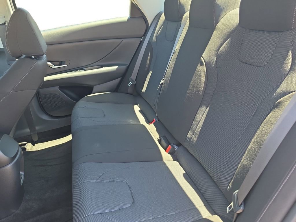Used 2025 Hyundai Elantra SE image 13
