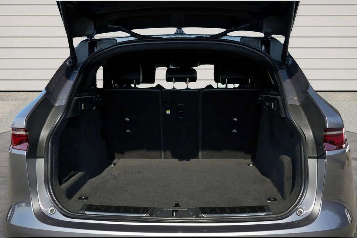 Used 2024 Jaguar F-PACE R-Dynamic S image 10
